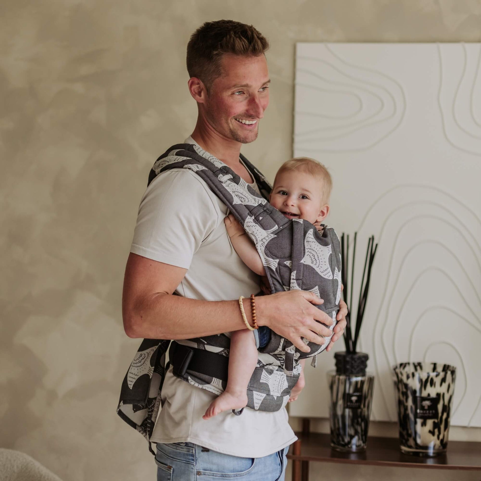 Seitliche Ansicht von FlyClick Halbschnallen Babytrage Design Birds  black ecru
