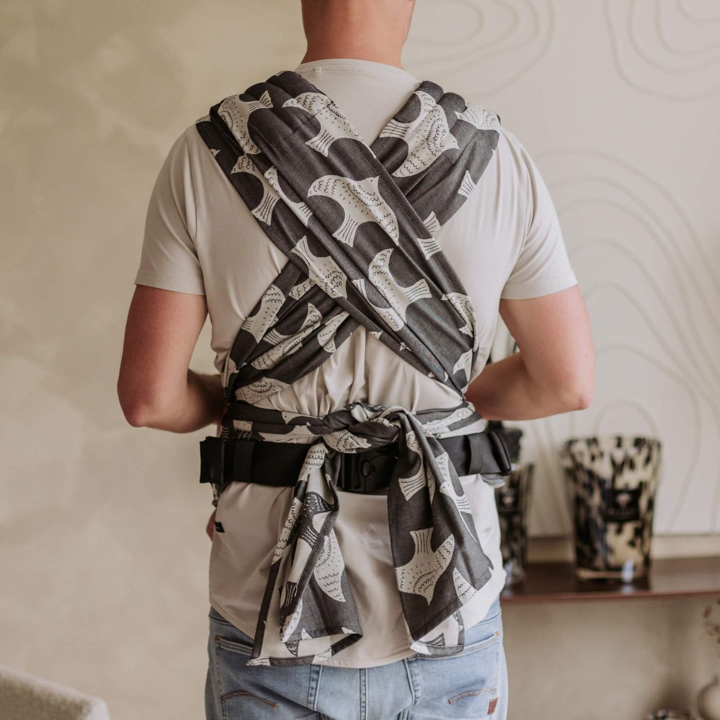 Rückansicht von FlyClick Halbschnallen Babytrage Design Birds black ecru