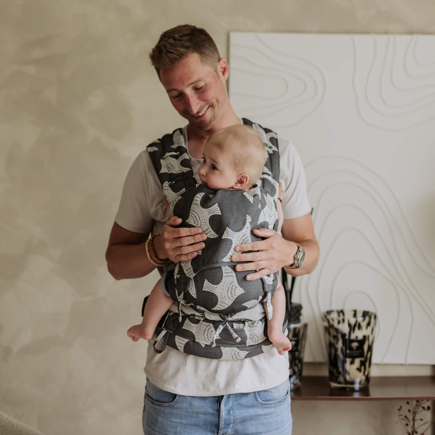 Vorderansicht von FlyClick Halbschnallen Babytrage Design Birds black ecru