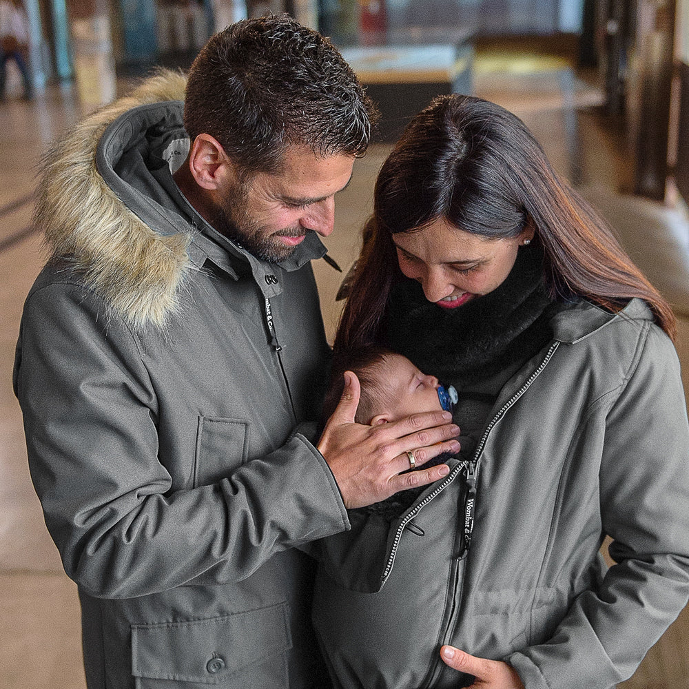 Un bébé est porté dans Sale Design