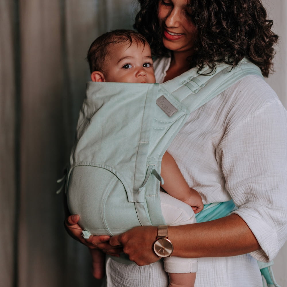 Seitliche Ansicht von FlyClick Halbschnallen Babytrage Design Chevron  pastel mint