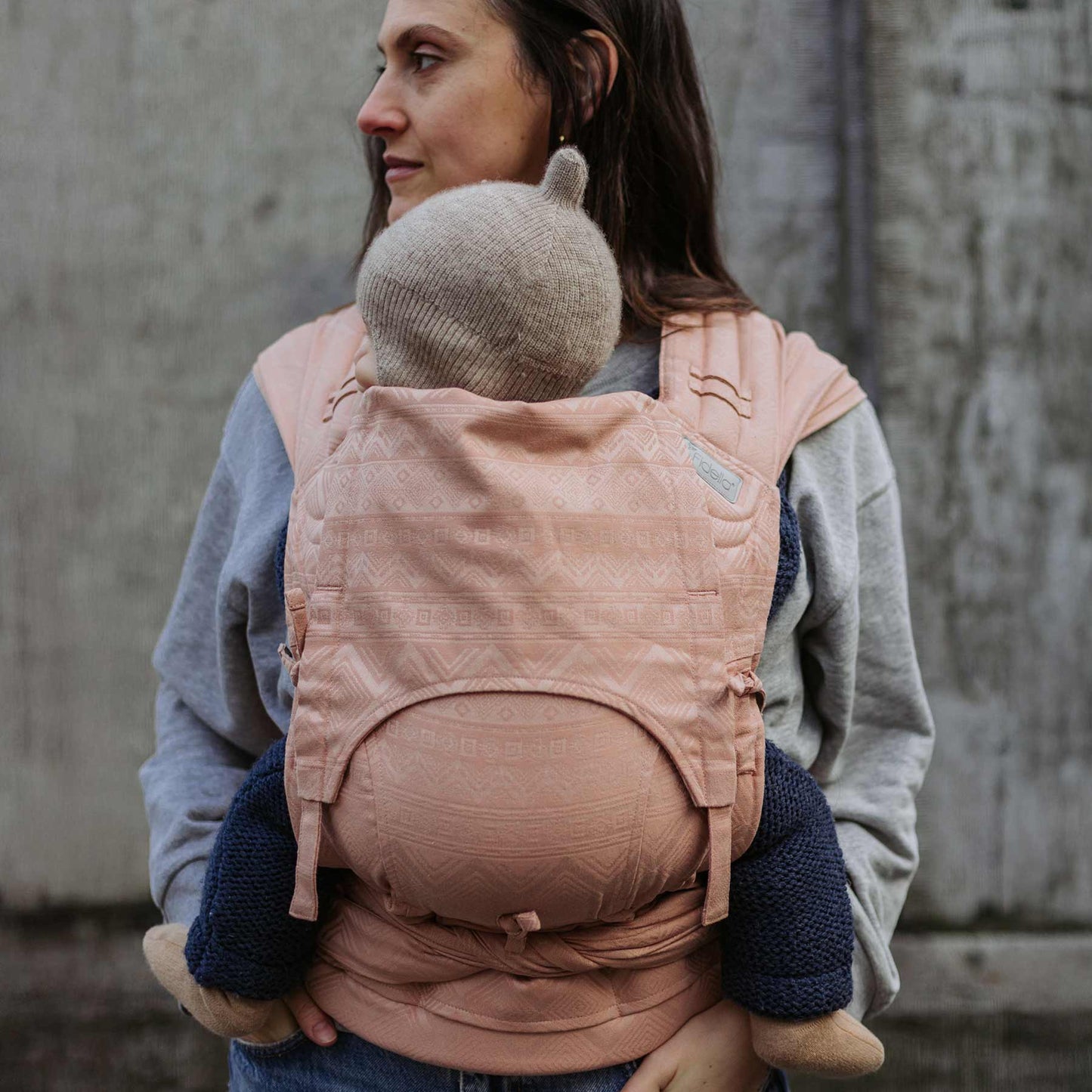 Vorderansicht von FlyClick Halbschnallen Babytrage Design Cubic Lines tuscany