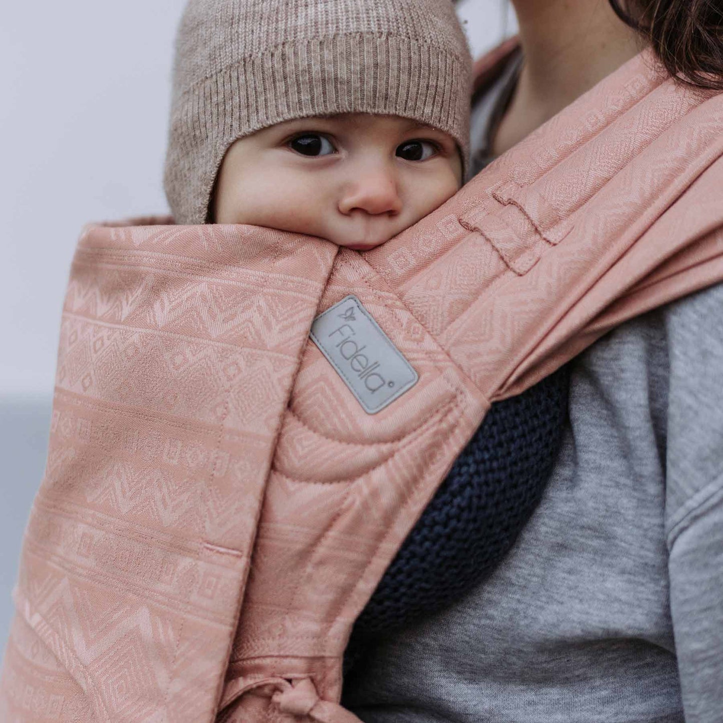 Nahaufnahme FlyClick Halbschnallen Babytrage Design Cubic Lines tuscany