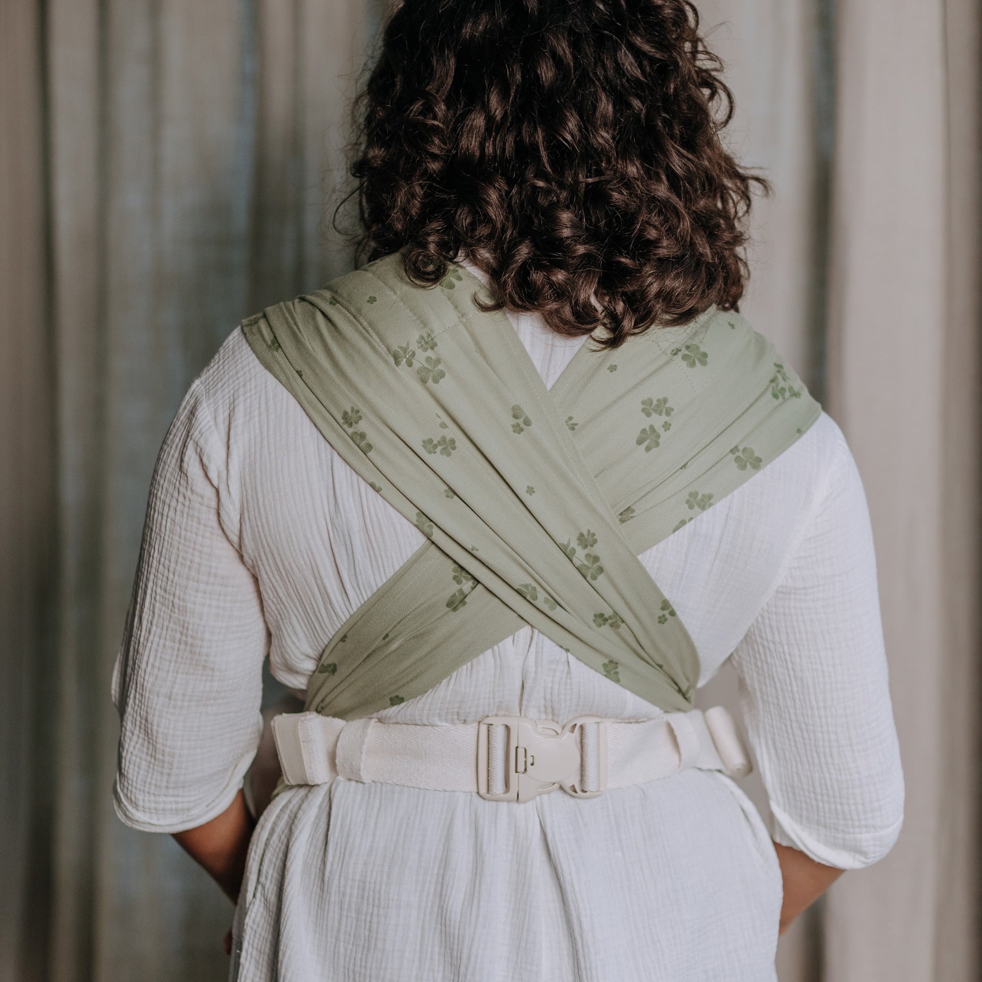 Rückansicht von  FlyClick Halbschnallen Babytrage Design Clover  pale green