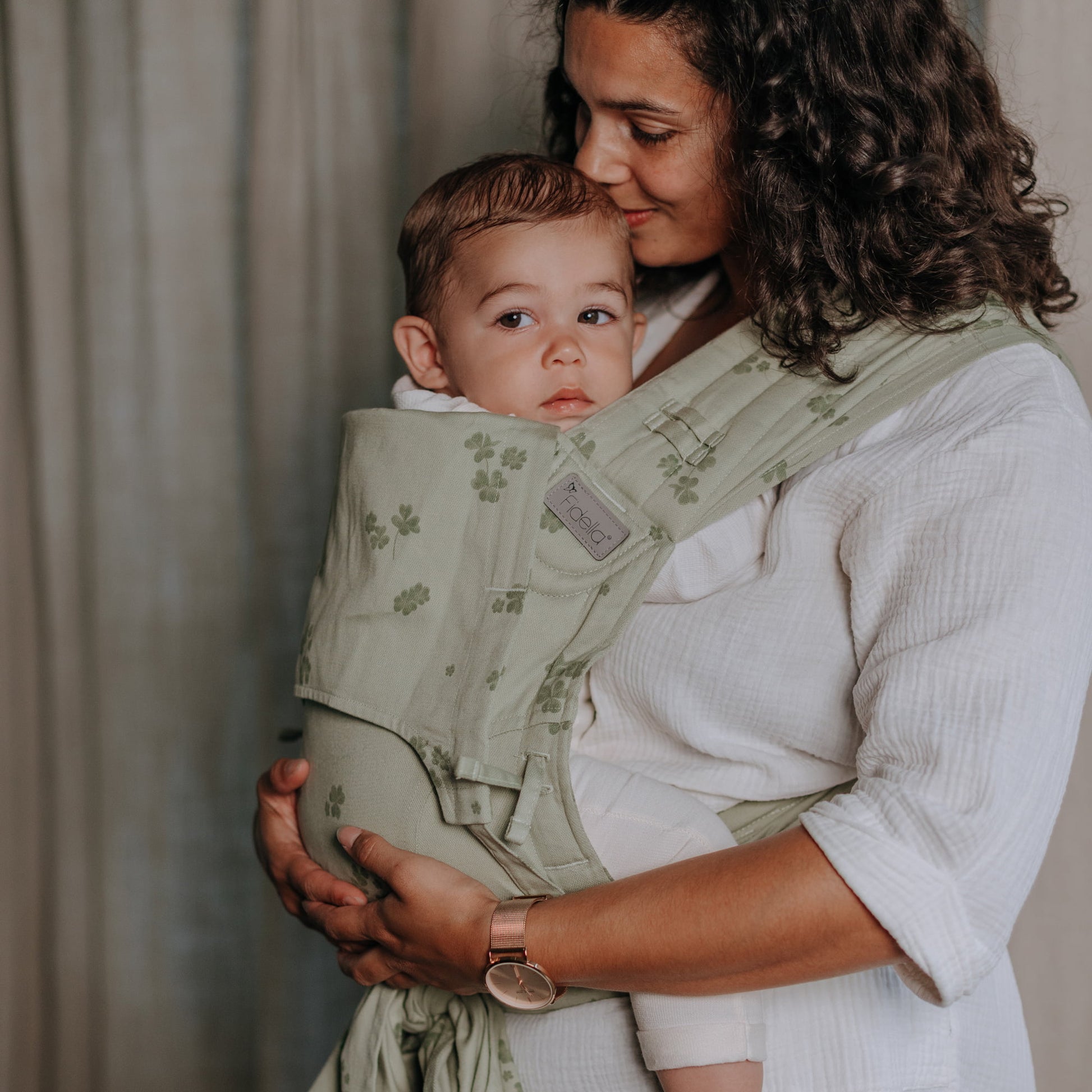 Seitliche Ansicht von FlyClick Halbschnallen Babytrage Design Clover  pale green