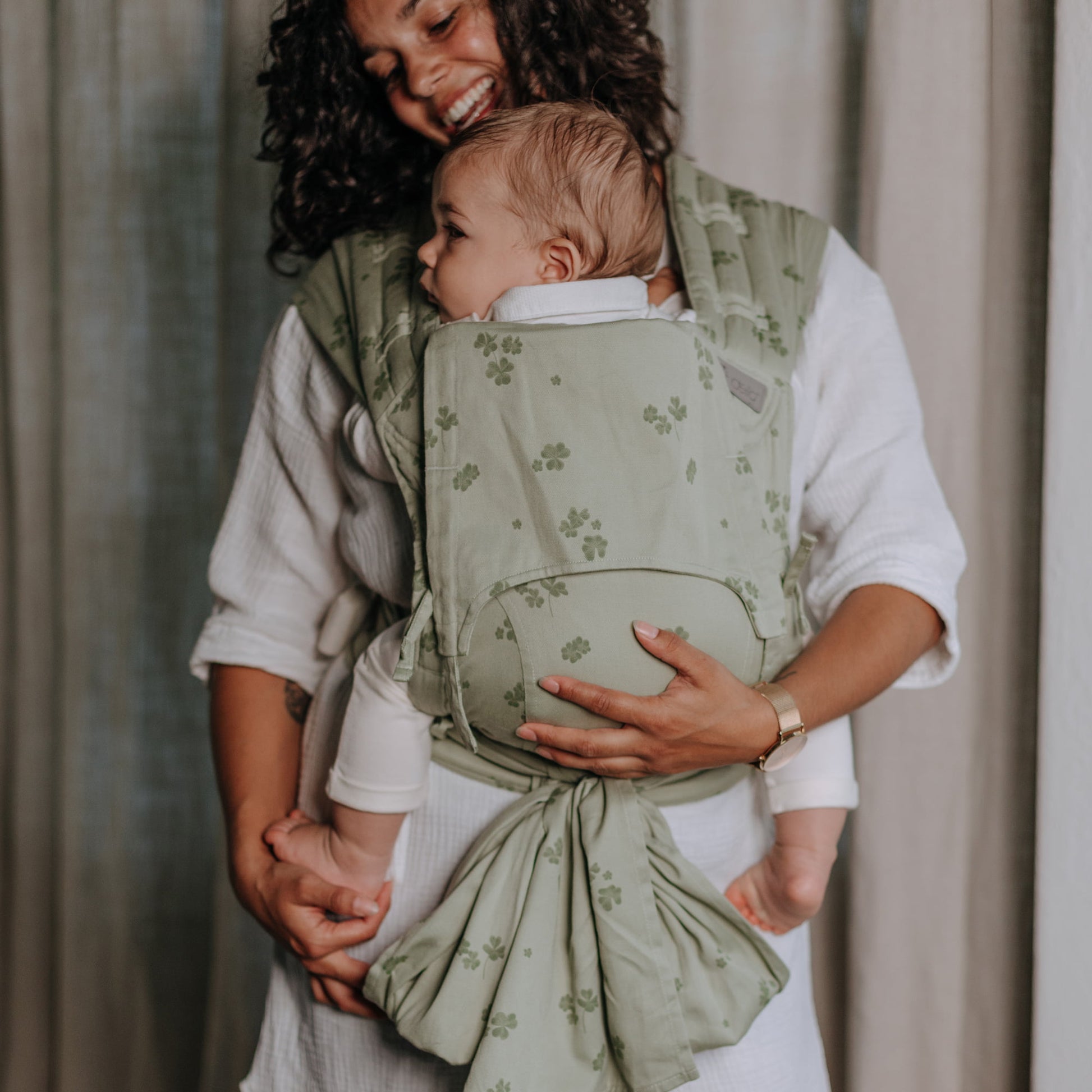 Vorderansicht von FlyClick Halbschnallen Babytrage Design Clover  pale green