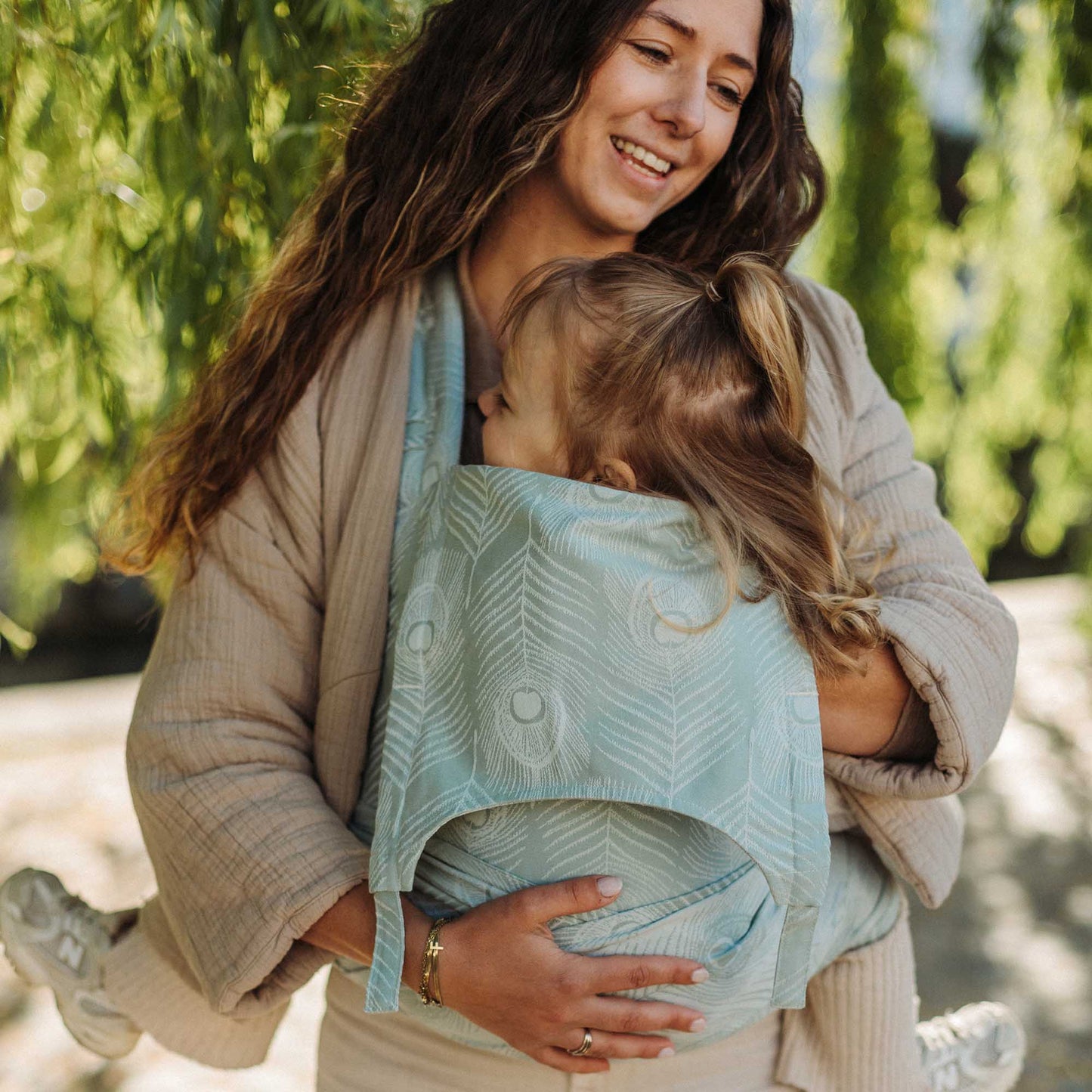 Vue de face de FlyClick Halfbuckle PorteBébé Design Feather blue