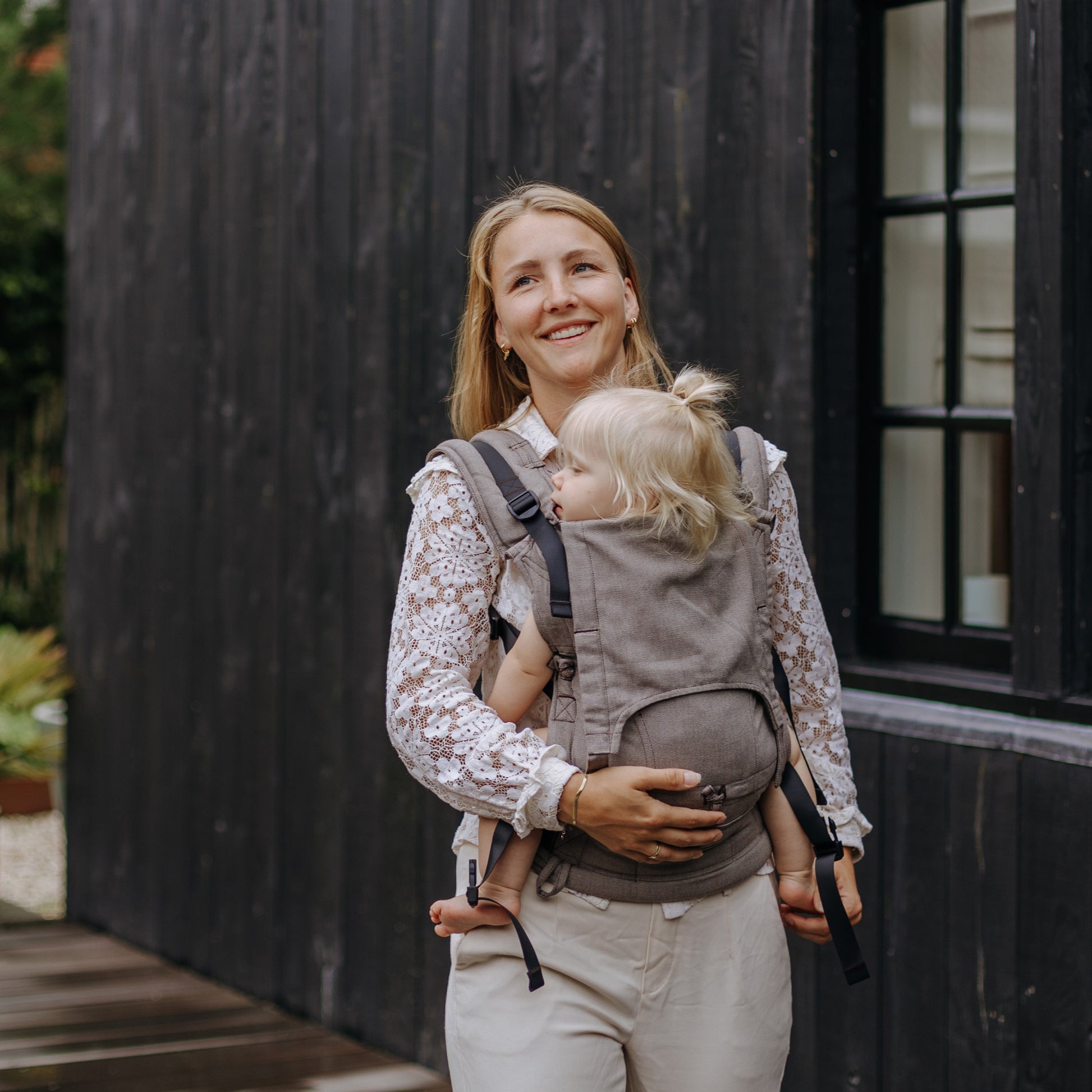 Llevan a un niño pequeño en FullBuckle Mochila Ergonómica  con hebillas Design Chevron  walnut