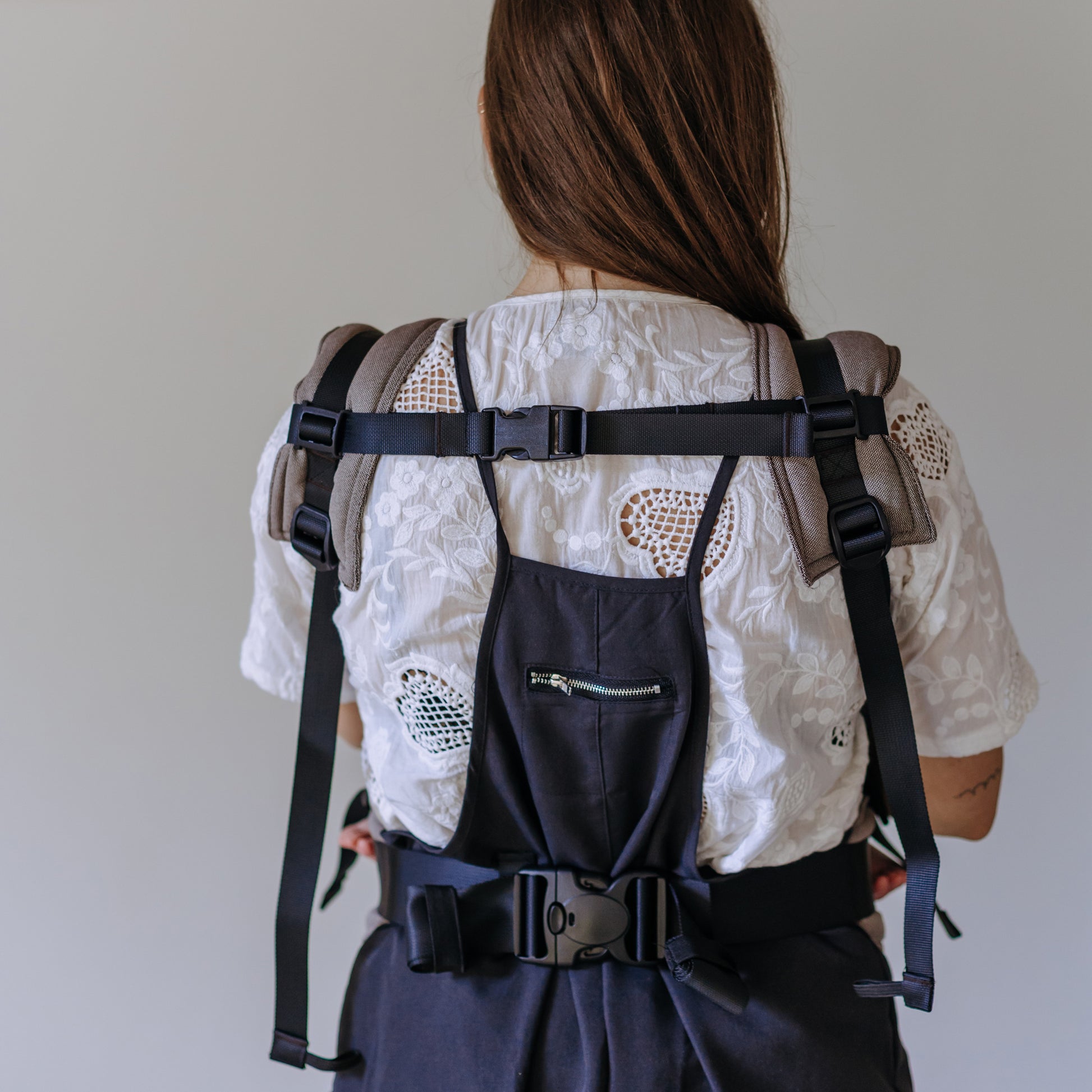 Vista trasera de FullBuckle Mochila Ergonómica  con hebillas Design Chevron  walnut