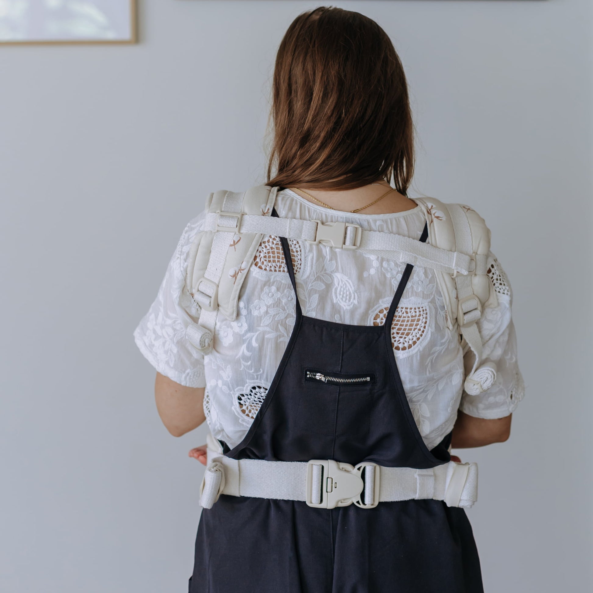 Vista trasera de FullBuckle Mochila Ergonómica  con hebillas Design Cotton Flower  pale grey