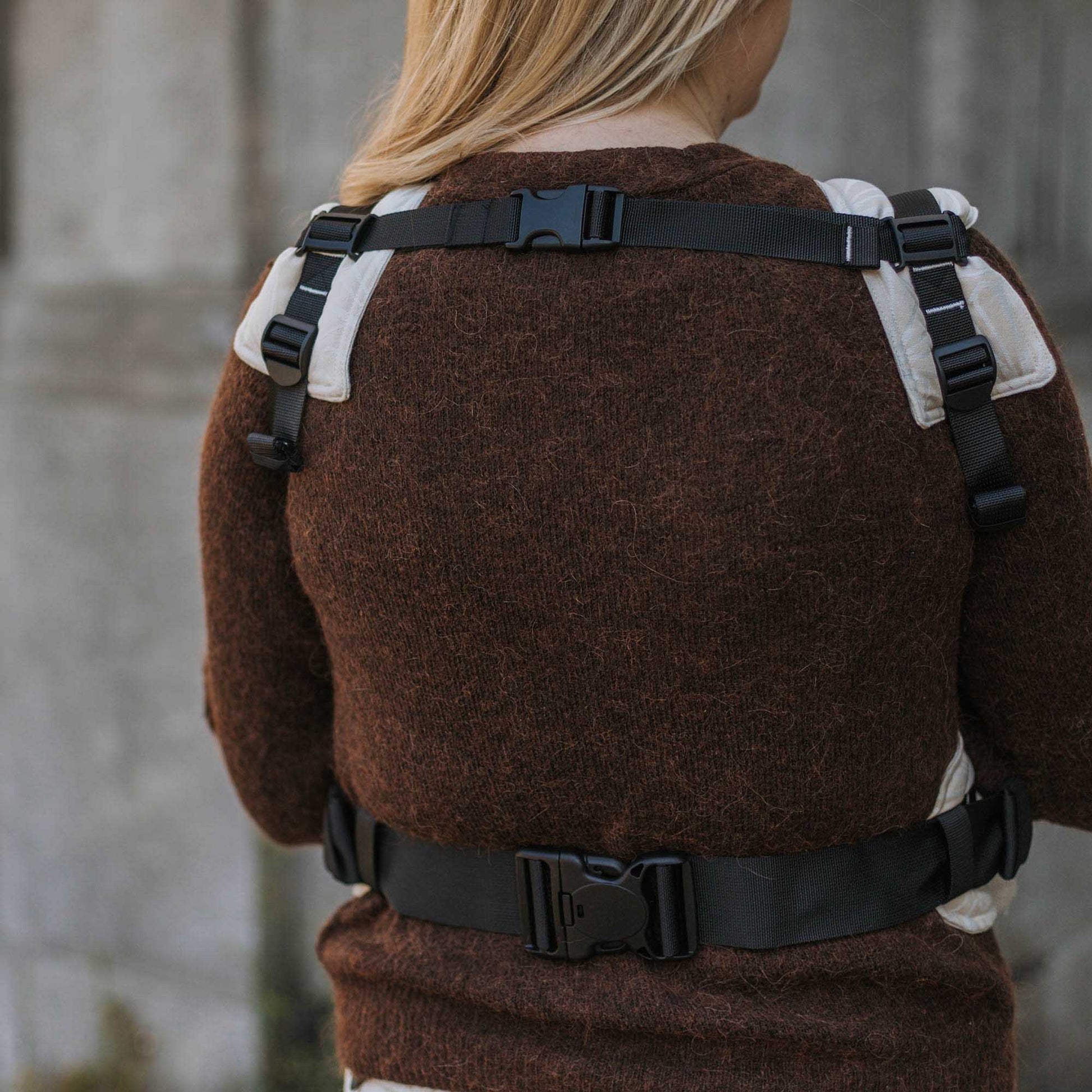 Vista trasera de FullBuckle Mochila Ergonómica  con hebillas Design Seashell  sand