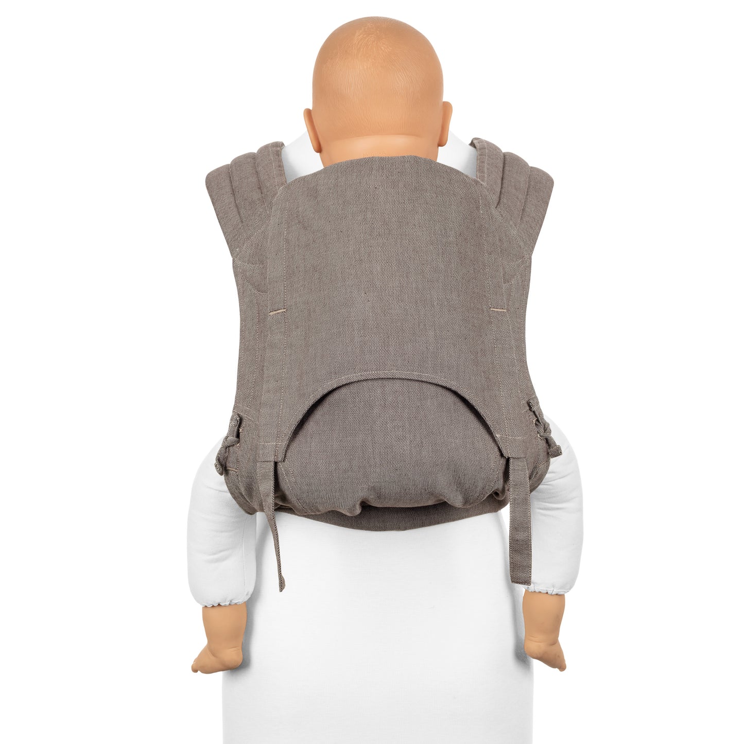 Un enfant en bas âge est porté dans Fly Tai Mei Tai portebébé classique Design Chevron walnut