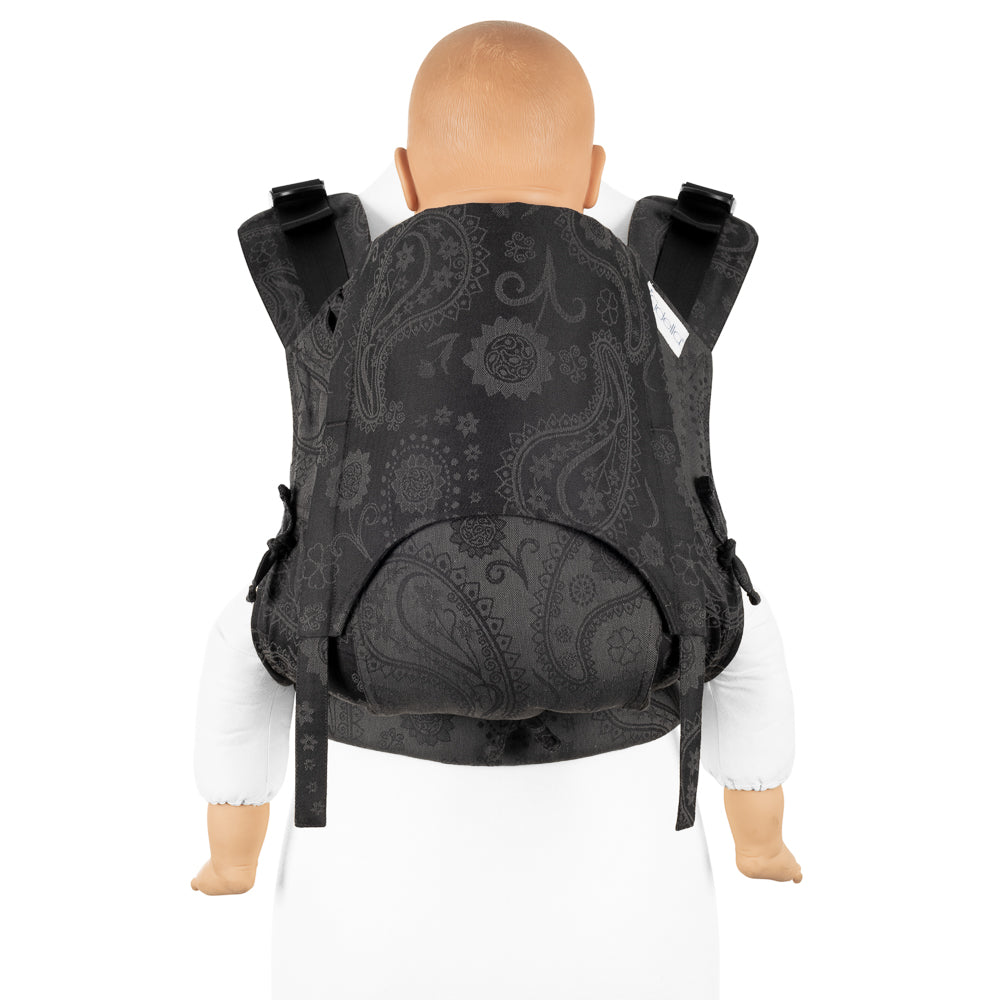 Llevan a un niño pequeño en FullBuckle Mochila Ergonómica con hebillas Design Persian Paisley – anthracite