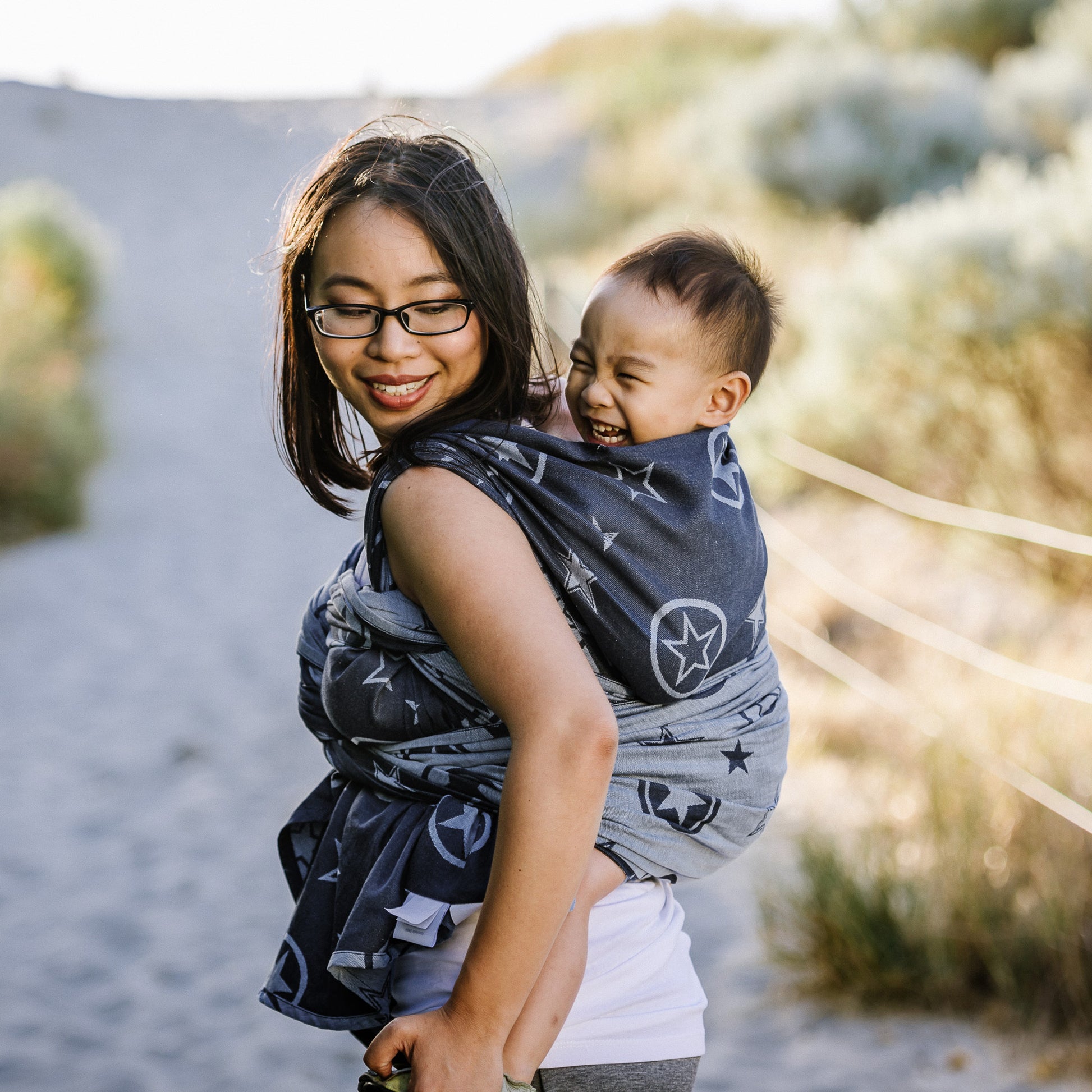 Vista lateral de Baby wraps Design Outer Space  blue