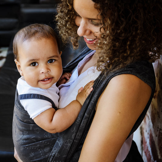 Ein Baby wird getragen in Sale Design Persian Paisley – anthracite