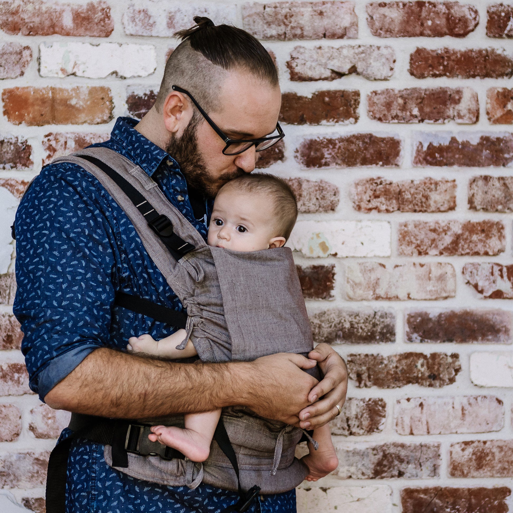 Un bebé es llevado en FullBuckle Mochila Ergonómica  con hebillas Design Chevron  walnut