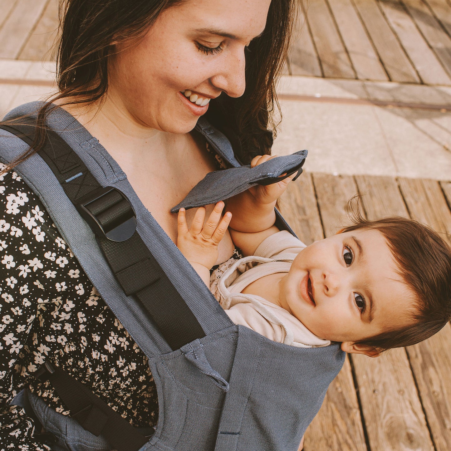 Ein Baby wird getragen in Fusion FullBuckle Tragehilfe Design Chevron denim blue