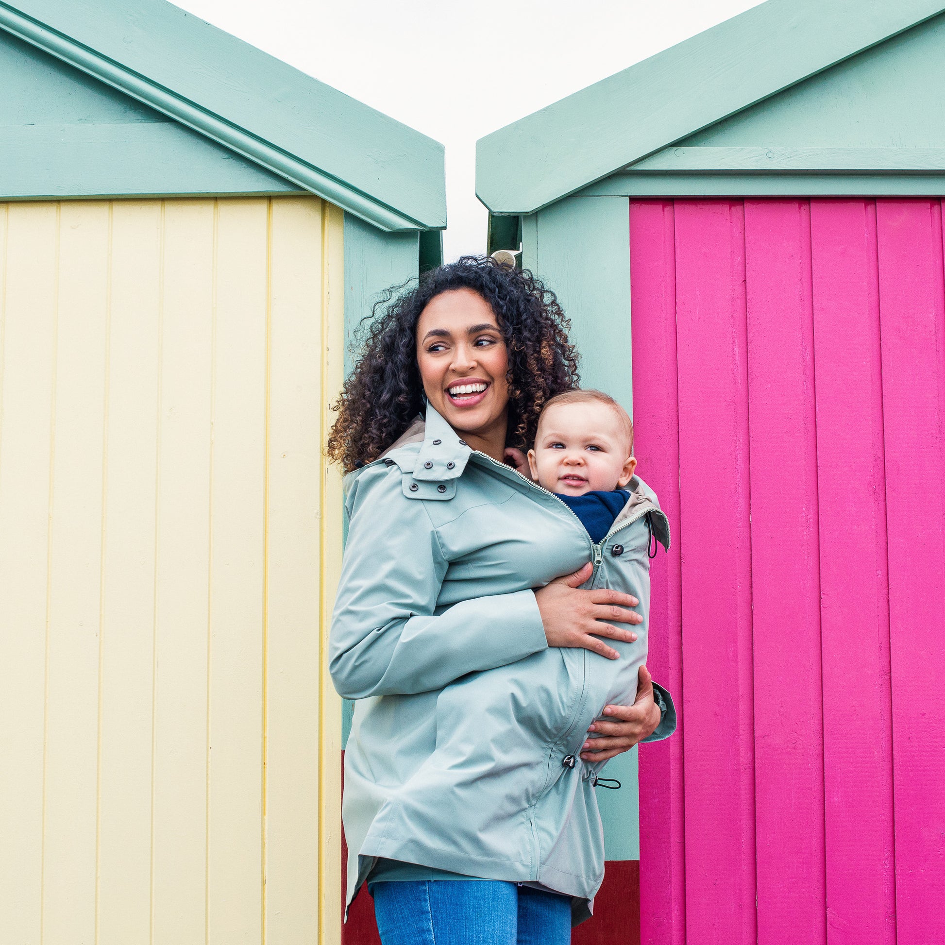 Un bambino viene portato in braccio Giacche per i portare Design