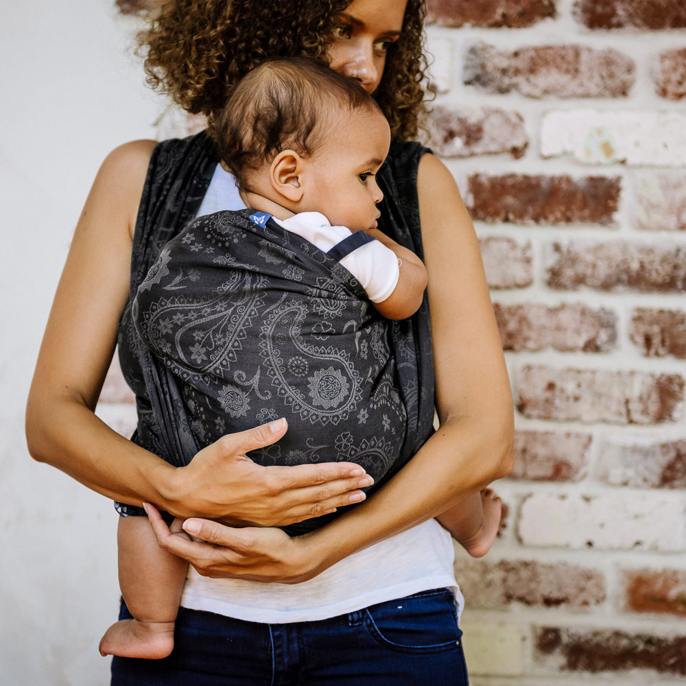 Vista frontale di Baby wraps Design Persian Paisley – anthracite