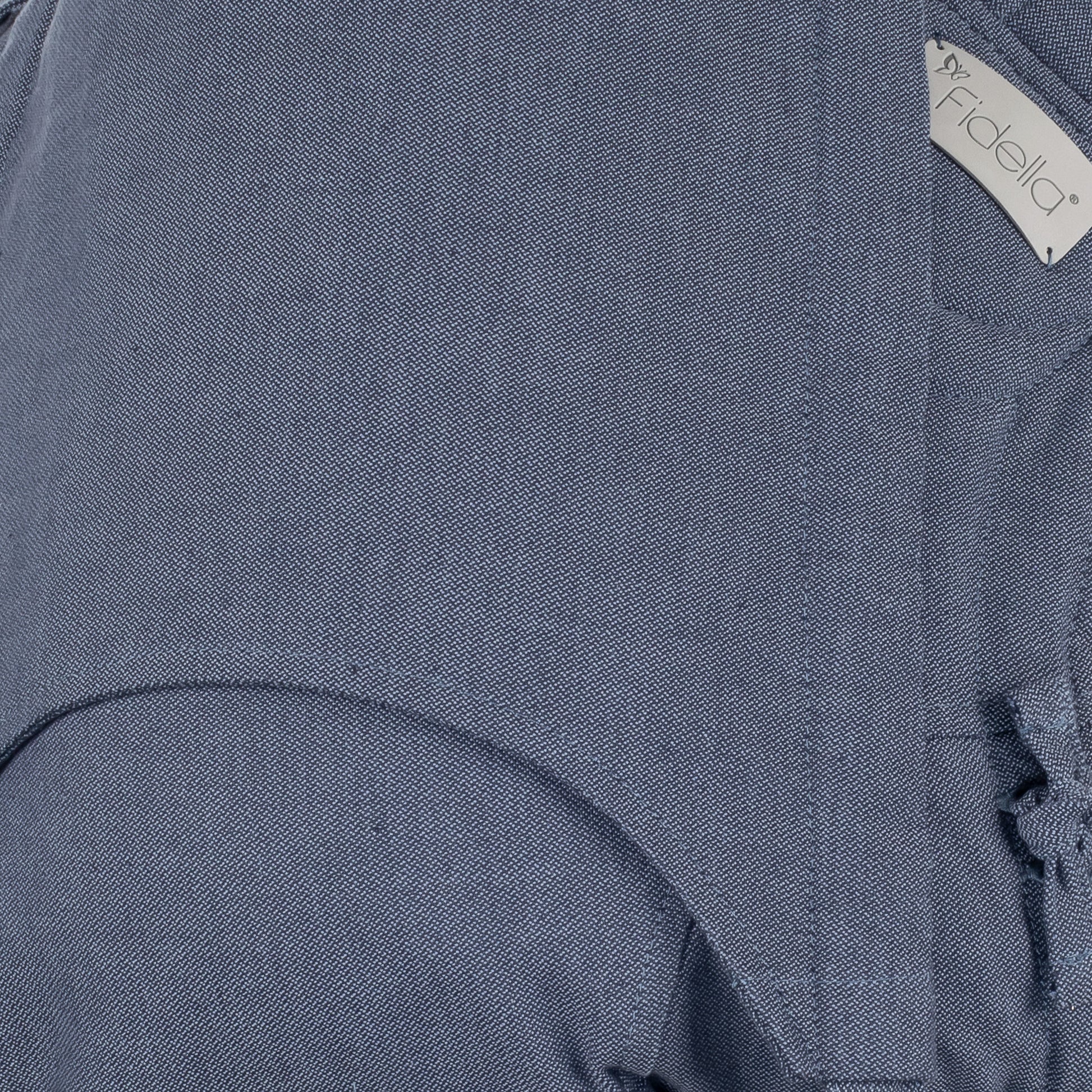 Primo piano di Fly Tai Mei Tai  portabebè classico Design Chevron  denim blue