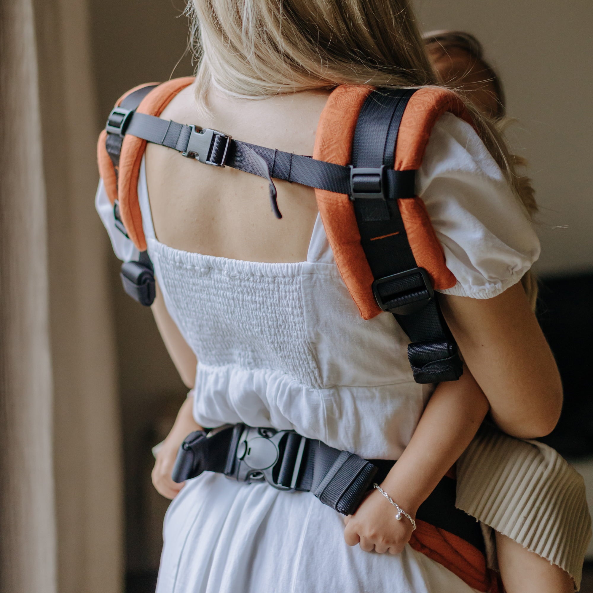 Shoulder strap outlet baby carrier