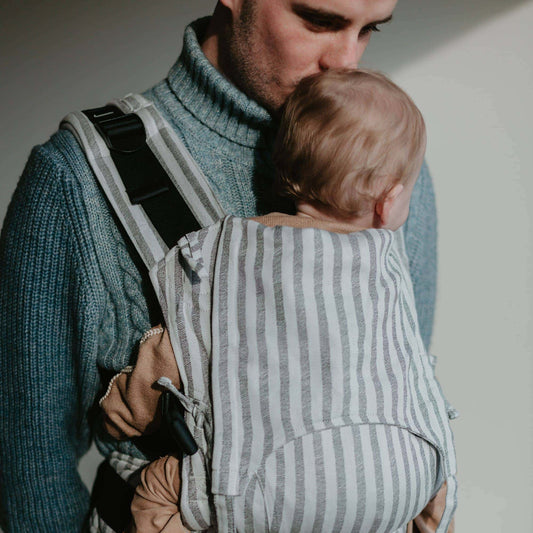 Vista frontale di Fusion marsupio ergonomico  con fibbie Design Stripes  grey